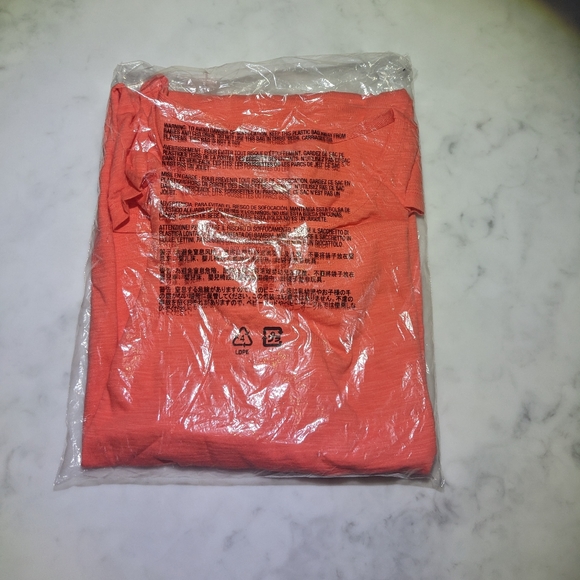 Old Navy Relaxed Fit Maternity Top / Old Navy Tee - Picture 3 of 10